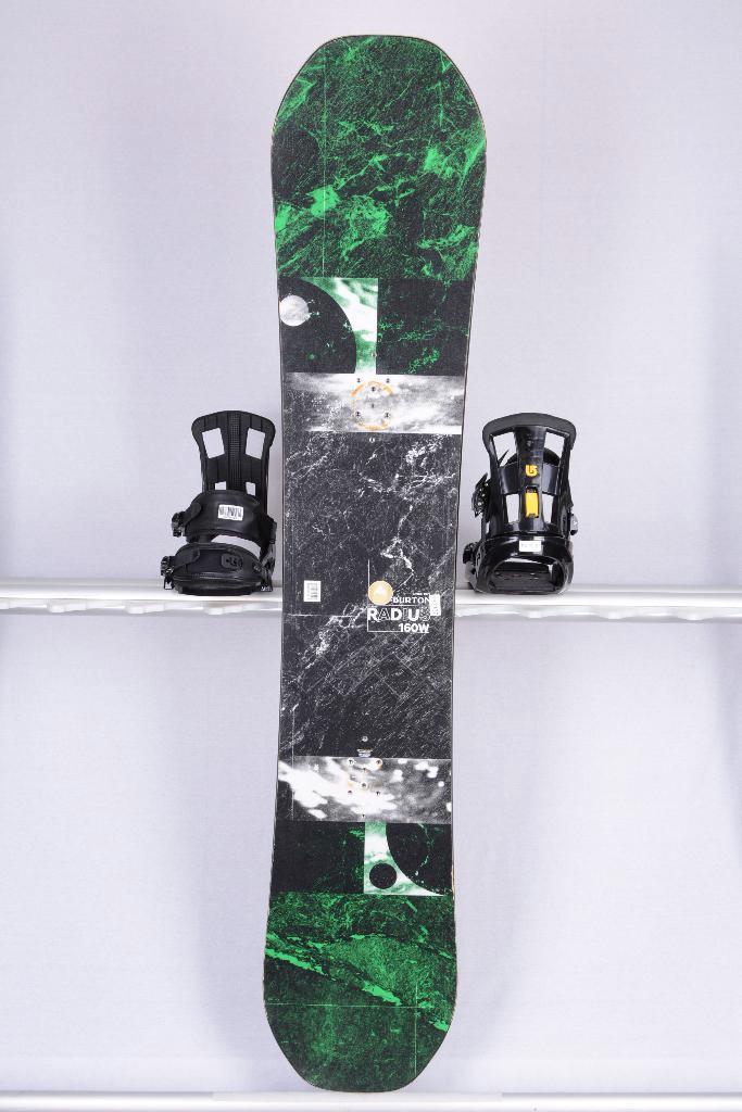 Snowboard 160 BURTON RADIUS WIDE, noir/vert, Sports & Fitness, Snowboard, Utilisé, Fixations, Enlèvement ou Envoi