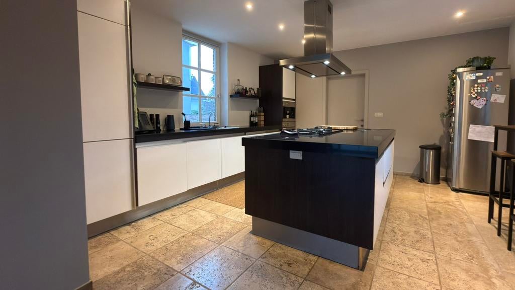Granieten keuken met Miele inbouw apparatuur, Huis en Inrichting, Keuken | Complete keukens, Gebruikt, Enkelwandige keuken, Bruin