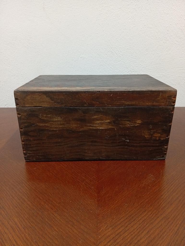 Karaktervolle antieke houten kist met diepe patina, Huis en Inrichting, Woonaccessoires | Kisten, Gebruikt, Minder dan 50 cm, Minder dan 50 cm