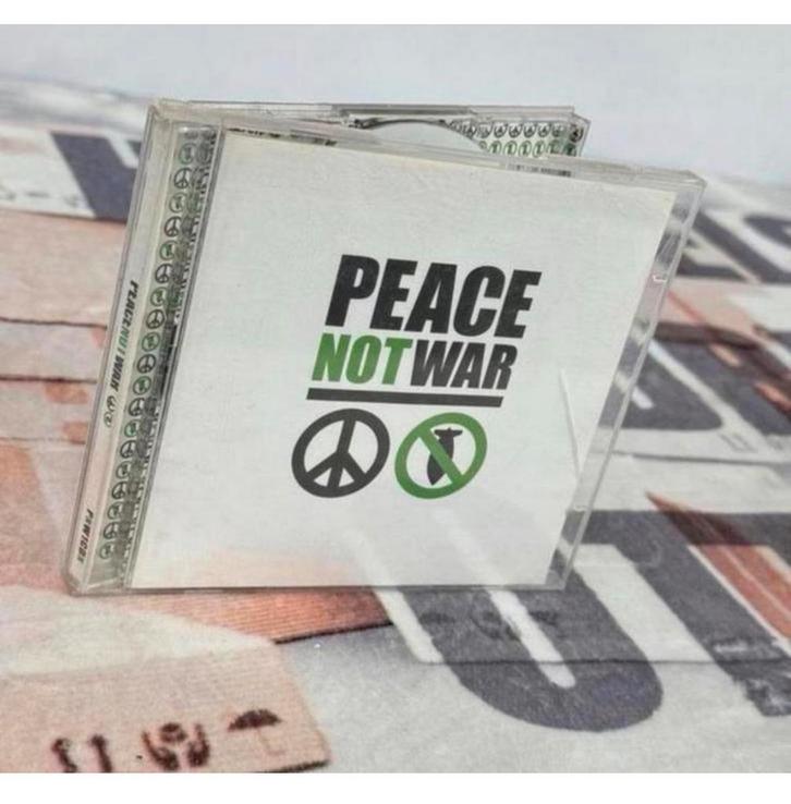 Peace Not War - Coffret de 2 CD cds - Album 2003 UK various, CD & DVD, CD | Rock, Comme neuf, Alternatif, Enlèvement ou Envoi