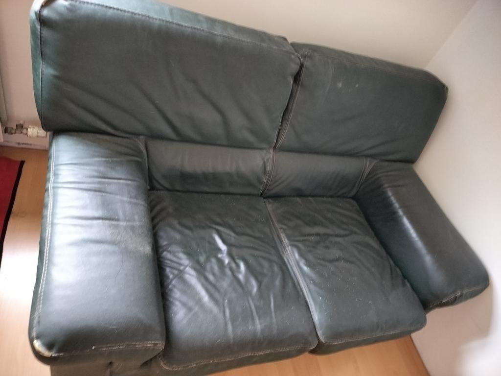 Lederen groene tweezit. B160cm, Diep 90 cm ,Hoog 90 cm, Ophalen