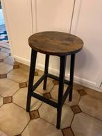 Barkruk zwart metaal en houtlook (per stuk of 2), Huis en Inrichting, Barkrukken, Ophalen, Met voetsteun, 60 tot 90 cm, Zo goed als nieuw