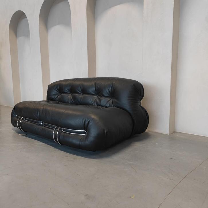 Cassina Soriana - tweezitsbank in Extra leer (cat Z) Zwart, Antiek en Kunst, Antiek | Meubels | Stoelen en Sofa's, Ophalen of Verzenden