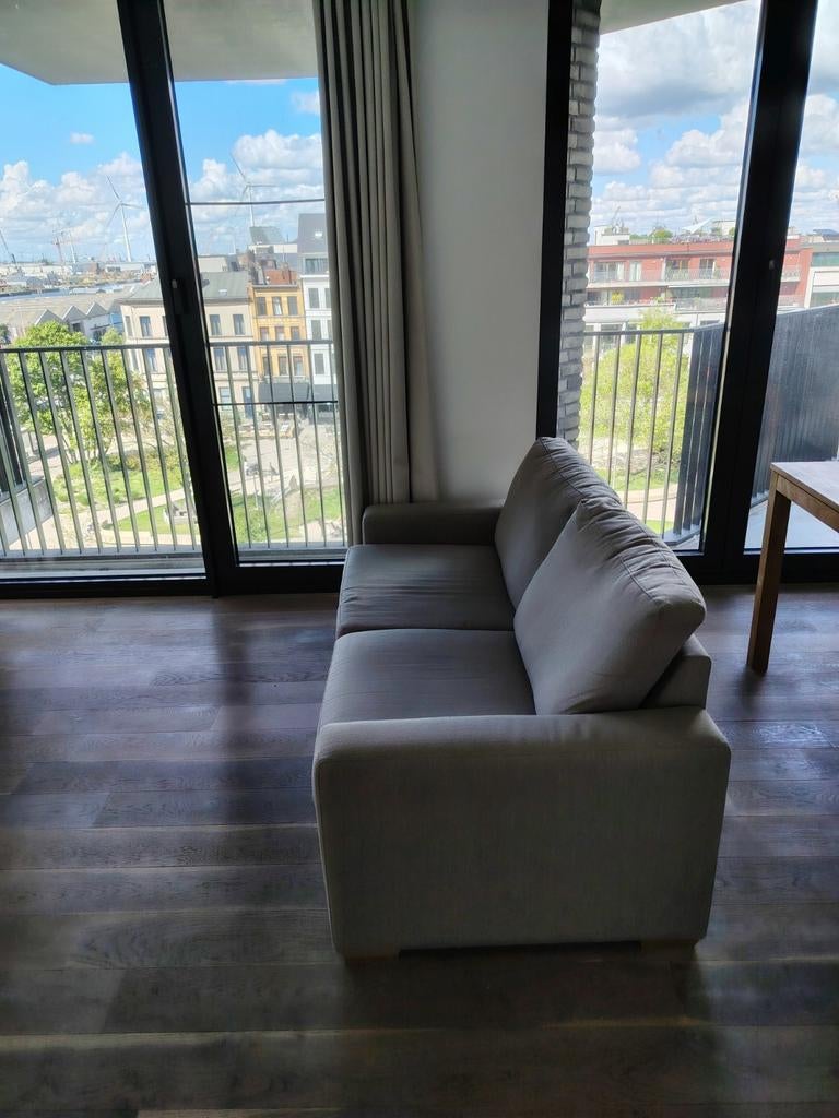 Moderne 2-zits zetel – Lichtgrijs – Nette staat, Ophalen, Kunststof, Gebruikt, 150 tot 200 cm