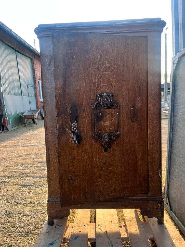 Antieke zware ijzere kluis met hout look, met sleutel, Huis en Inrichting, Brandblussers en Brandkasten, Gebruikt, Brandkast, Ophalen