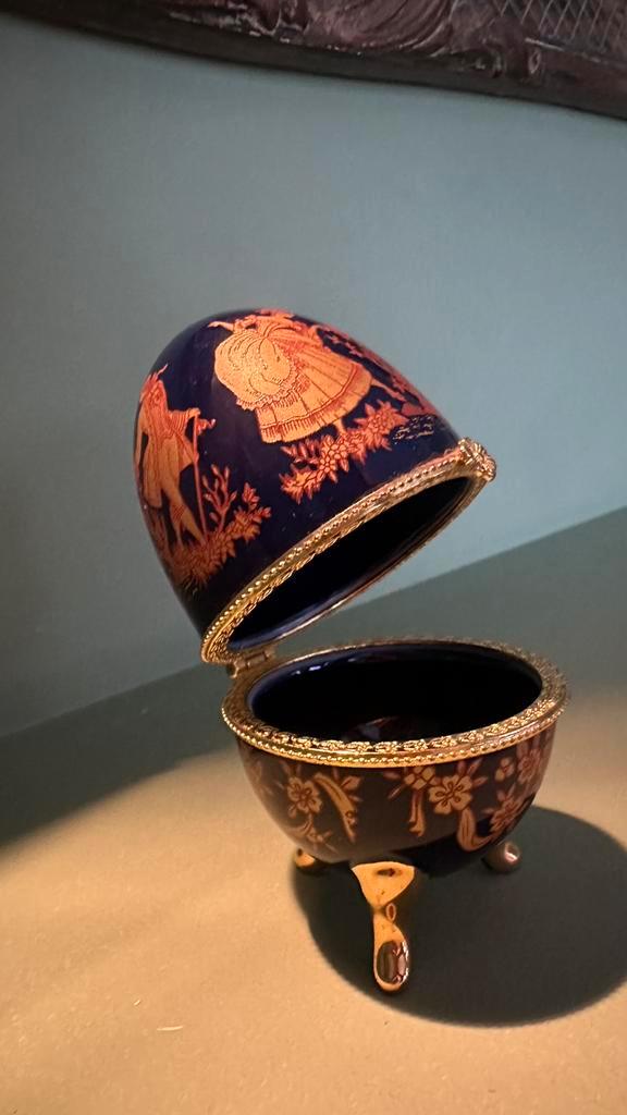Kobaltblauw en goud porseleinen collectie-ei, Antiek en Kunst, Antiek | Porselein, Ophalen of Verzenden