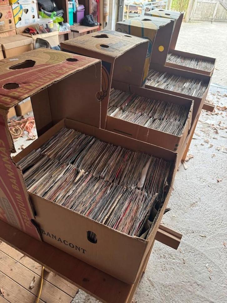 Lot van 4 volle bananendozen vinyl singles, +- 2000 stuks, CD & DVD, Vinyles Singles, Utilisé, Single, Autres genres, 7 pouces
