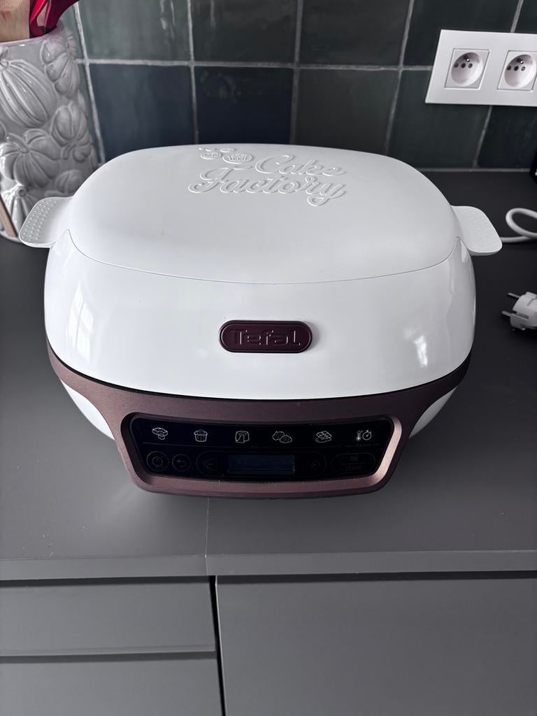 Tefal cake factory, Maison & Meubles, Cuisine | Ustensiles de cuisine, Enlèvement, Comme neuf