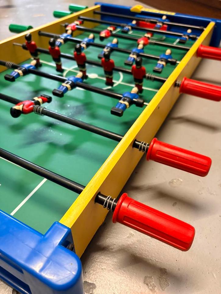 Kicker tafelvoetbal in goede staat (excl. poten), Kinderen en Baby's, Speelgoed | Voetbaltafels, Zo goed als nieuw, Ophalen