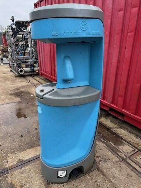 2303. Handwasbak / Wasbak met reservoir met voetpomp, Ophalen, Gebruikt