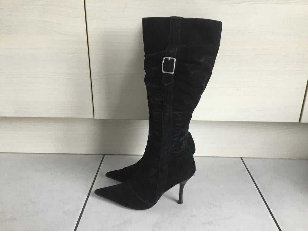 Mooie Zwarte suède laarzen maat 37, Kleding | Dames, Hoge laarzen, Zwart, Ophalen of Verzenden, Zo goed als nieuw
