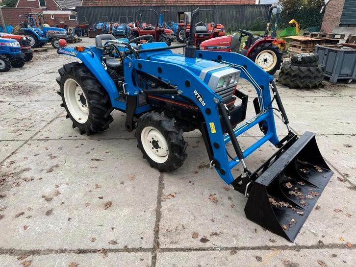 Iseki TA250 met voorlader, Articles professionnels, Machines & Construction | Jardin, Parc & Sylviculture, Autres types