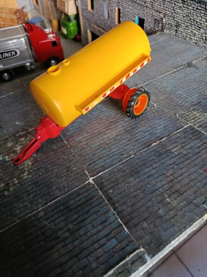 GAMA 1:32 mengmesttank, Hobby en Vrije tijd, Modelauto's | 1:32, Gebruikt, Tractor of Landbouw, Overige merken, Ophalen of Verzenden