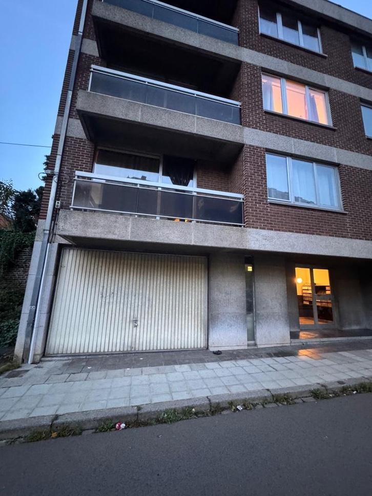 A louer garage de 65 mètres carrés à Namur Salzinnes, Immo, Garages en Parkeerplaatsen, Namen (stad)