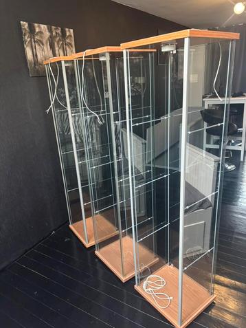Vitrine kast beschikbaar voor biedingen