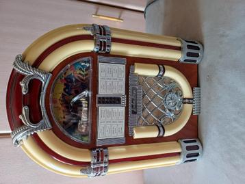 Radio cassette speler juke box look  beschikbaar voor biedingen