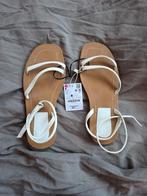 Witte sandalen van Bershka (nieuw) T.37, Kleding | Dames, Schoenen, Verzenden, Wit, Nieuw, Sandalen of Muiltjes