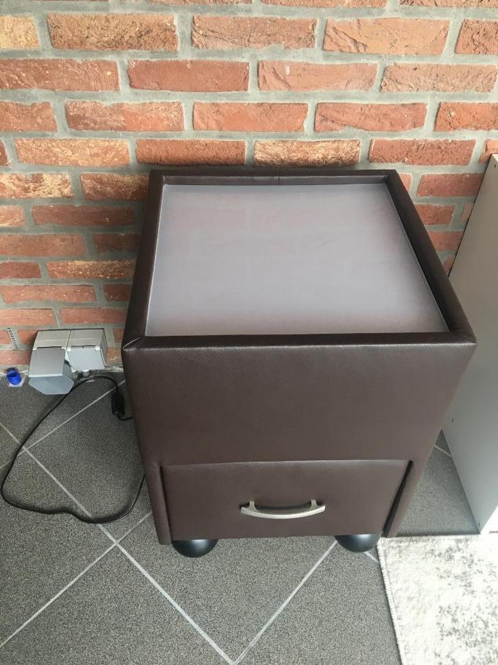 Nachtkastje met LED verlichting, Huis en Inrichting, Slaapkamer | Nachtkastjes, Ophalen