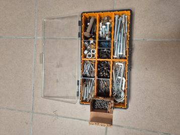 Boîte complète de vis, boulons, écrous & chevilles beschikbaar voor biedingen