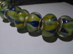 Glas bedel: geel met blauw, groen en wit, Handtassen en Accessoires, Bedels, Overige merken, Glas of Kristal, Nieuw, Ophalen of Verzenden