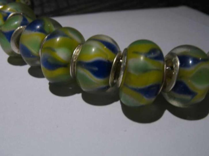 Glas bedel: geel met blauw, groen en wit, Handtassen en Accessoires, Bedels, Nieuw, Overige merken, Glas of Kristal, 2 of 3 bedels