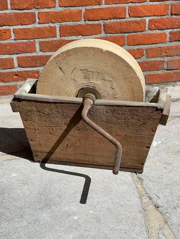 Antieke water-slijpsteen 33cmx 7,5cm beschikbaar voor biedingen