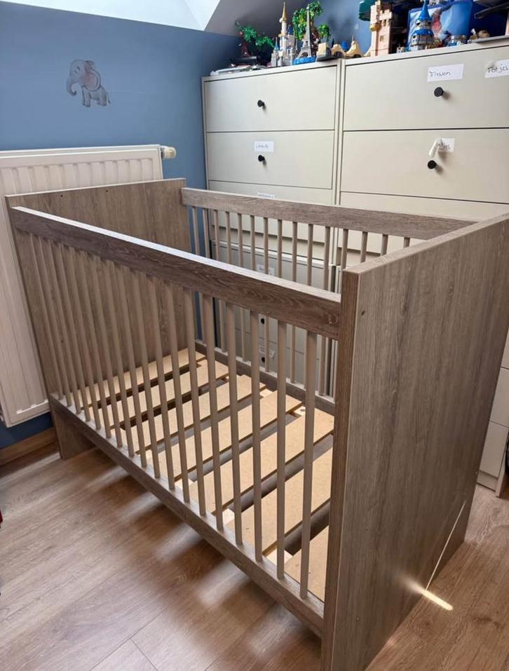 Baby bed met Matras, Kinderen en Baby's, Kinderkamer | Bedden, Zo goed als nieuw, Minder dan 140 cm, Minder dan 70 cm, Lattenbodem