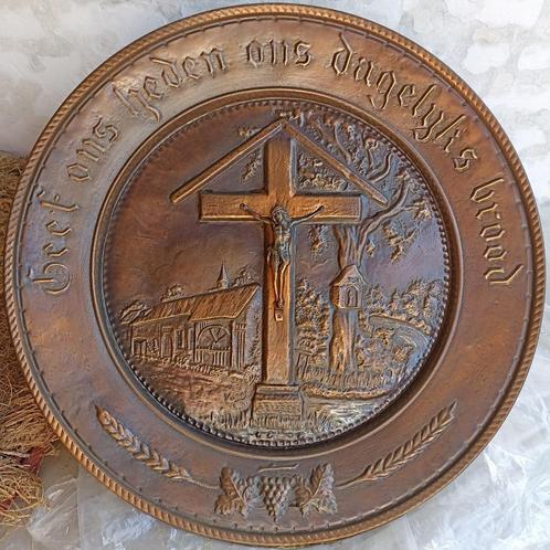 Grote oude koperen wandplaat met kruisigingstafereel, Antiek en Kunst, Antiek | Religieuze voorwerpen, Ophalen