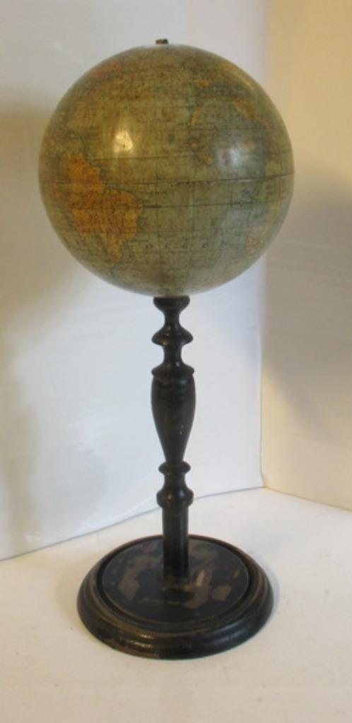 oude kleine globe wereldbol op zwarte voet  141, Antiek en Kunst, Curiosa en Brocante, Verzenden