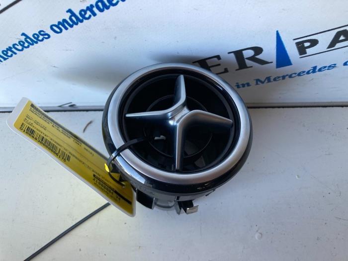 Grille aération tableau de bord d'un Mercedes B-Klasse, Autos : Pièces & Accessoires, Tableau de bord & Interrupteurs, Mercedes-Benz