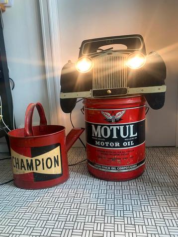 Vintage garage deco Motul Champion oliekan en wandlamp 