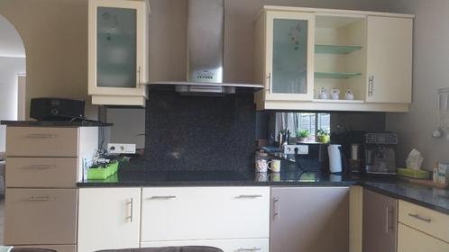 Keuken met toestellen, Huis en Inrichting, Keuken | Complete keukens, Gebruikt, Hoekkeuken, Crème, Graniet of Steen, Ophalen