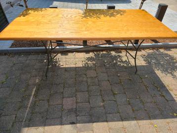 Houten eettafel met metalen onderstel beschikbaar voor biedingen
