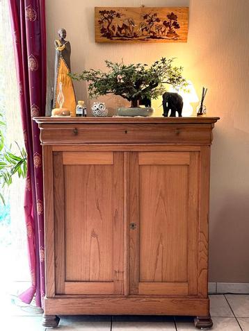 houten kast vermoedelijk eik met schuiflade beschikbaar voor biedingen