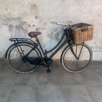HOLLANDSE FIETS MET MAND– €100 beschikbaar voor biedingen
