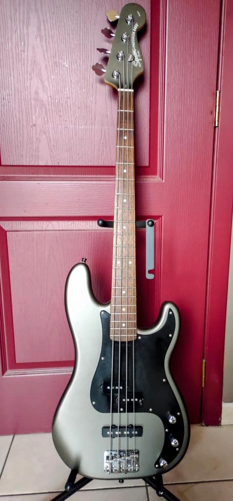 Squier PJ upgrade, Musique & Instruments, Instruments à corde | Guitares | Basses, Comme neuf, Enlèvement ou Envoi