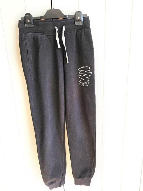 Zwarte joggingbroek met witte print ‘NYC’ (H&M - 158), Kinderen en Baby's, Kinderkleding | Maat 158, Gebruikt, Jongen of Meisje