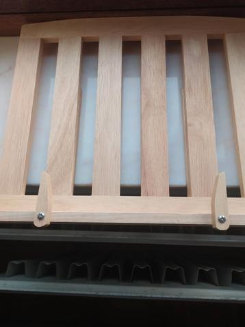 Houten boekensteun beschikbaar voor biedingen