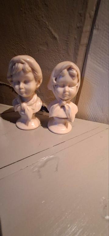 Sculpturen kinderhoofdjes beschikbaar voor biedingen