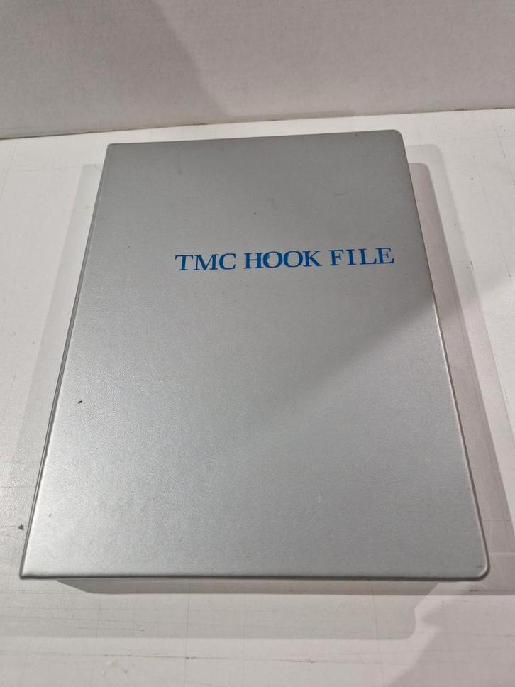 TMC hook file , haak map met 32 doosjes en 457 haken, Watersport en Boten, Hengelsport | Vliegvissen, Gebruikt, Haak, Ophalen of Verzenden