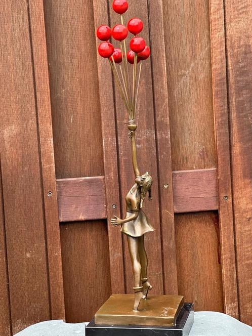 mooi bronzen sculptuur meisje m rode ballonnen Banksy, Antiek en Kunst, Kunst | Beelden en Houtsnijwerken, Ophalen of Verzenden