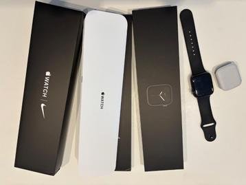 Apple Watch Series 6 space grey 44mm beschikbaar voor biedingen