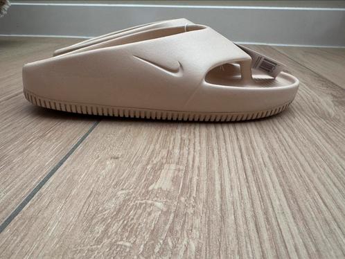 W Nike Calm Flip Flop sanddrift maat 39, Kleding | Dames, Schoenen, Slippers, Beige, Ophalen of Verzenden