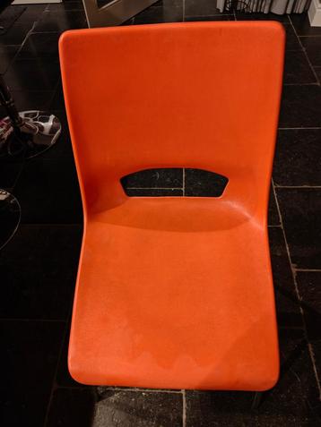 Oranje vintage stoelen disponible aux enchères