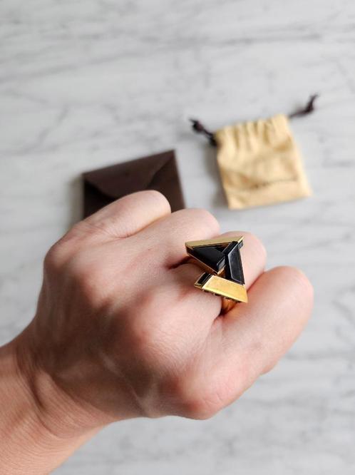 Louis Vuitton vergulde ring zwarte V's en 4 kristallen, Handtassen en Accessoires, Ringen, Gebruikt, Dame, Goud, Goud, Met kristal