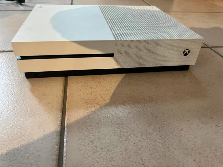 Xbox one wit, met orginele doos allemaal inbegrepen, Games en Spelcomputers, Games | Xbox One, Zo goed als nieuw, Ophalen