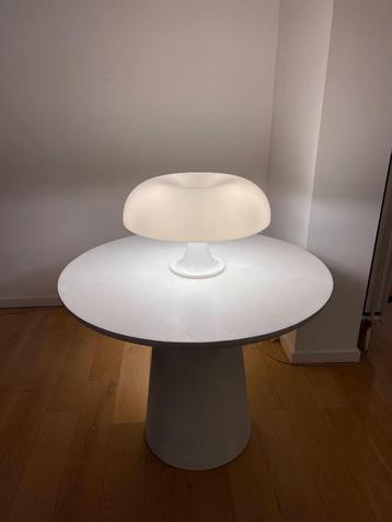 Woood Damon tafel met betonlook beschikbaar voor biedingen