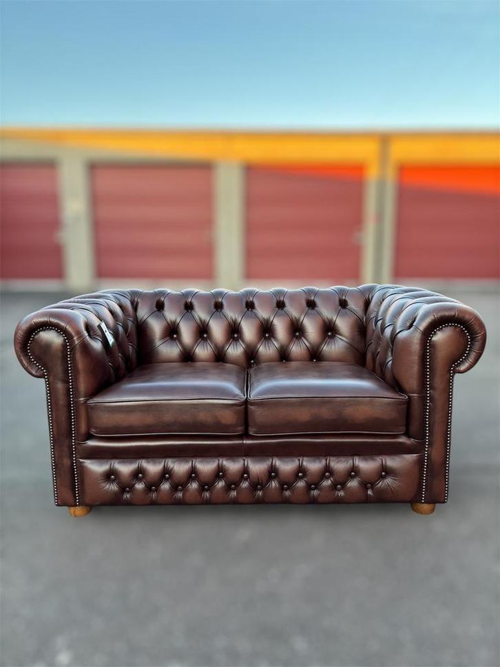 Nieuwe Chesterfield 2-zitsbank, Huis en Inrichting, Zetels | Complete zithoeken, Nieuw, Leer, Ophalen of Verzenden