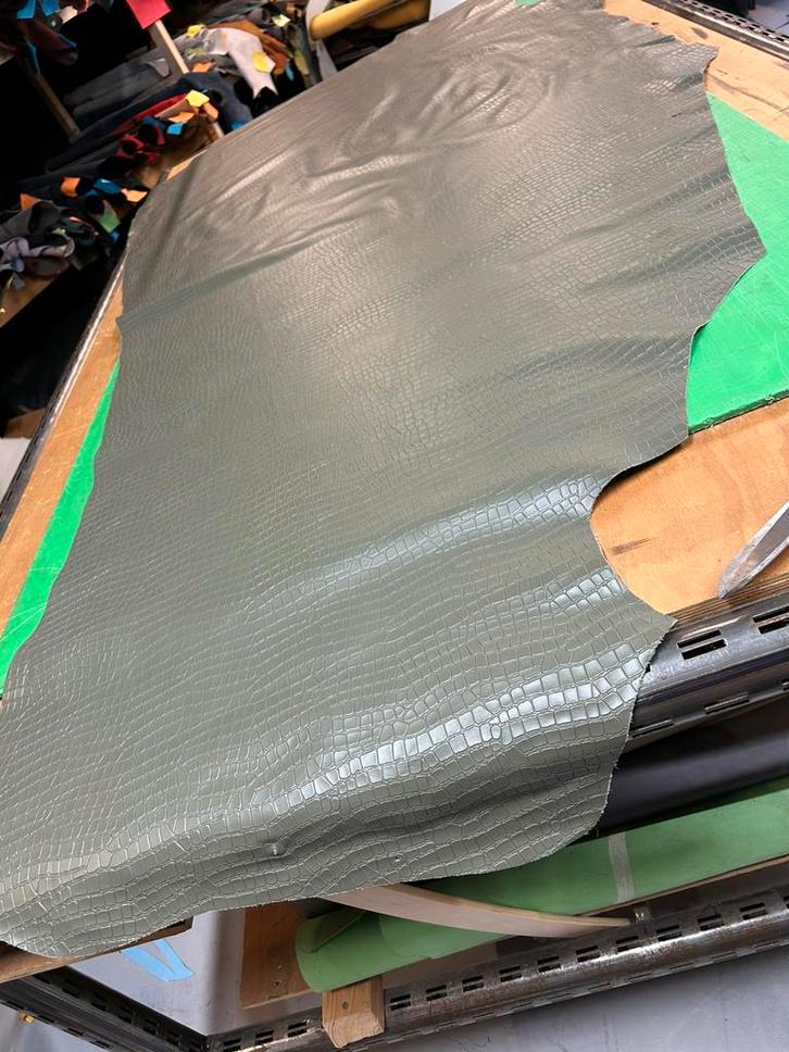 Soldaat groen italiaans halve huid 1.2mm soepel kroko A-259, Hobby en Vrije tijd, Stoffen en Lappen, Groen, Ophalen of Verzenden