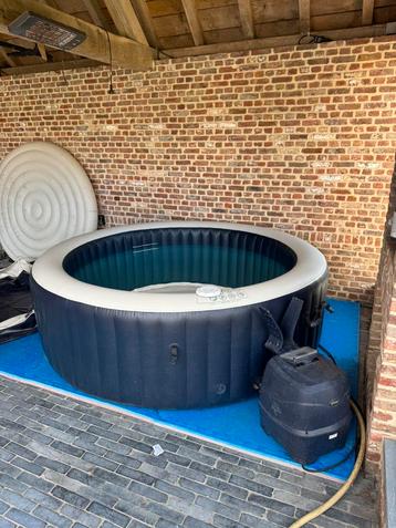 Intex opblaasbare jacuzzi 6 personen, Enlèvement, Utilisé, Couverture, Gonflable